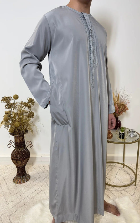 Qamis Emirati Satiné Gris avec pantalon zippé