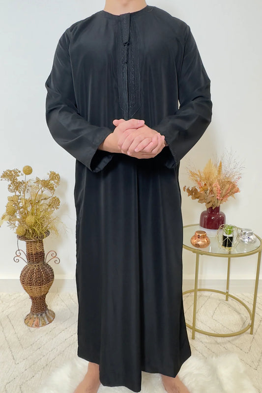 Qamis Emirati Satiné Noir avec pantalon zippé